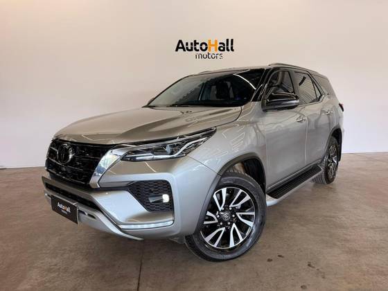 TOYOTA HILUX SW4 2.8 D-4D TURBO DIESEL SRX 7L 4X4 AUTOMÁTICO